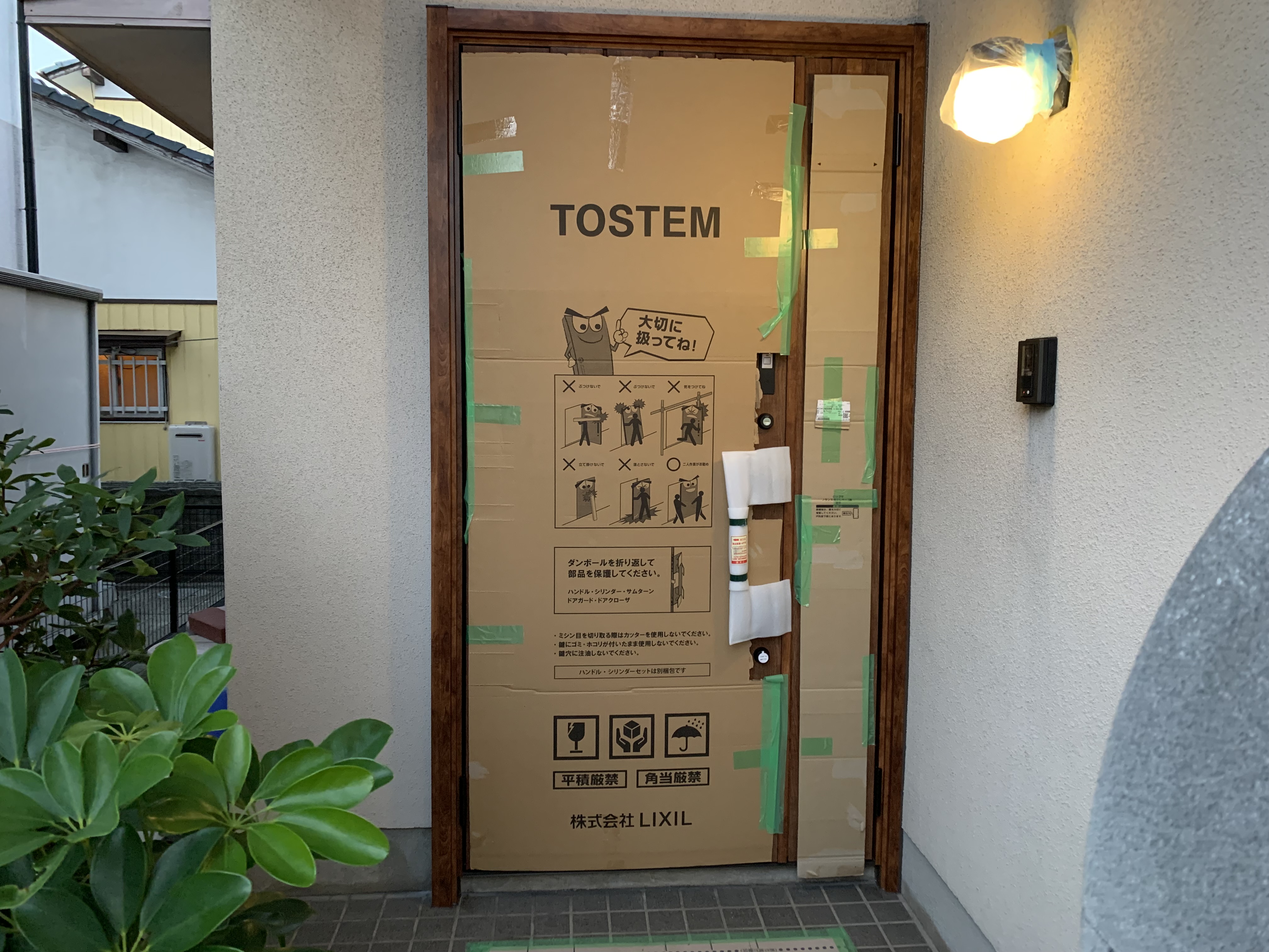 さくらエステート 大牟田店の外壁塗装と一緒に　玄関ドア取替の施工前の写真3